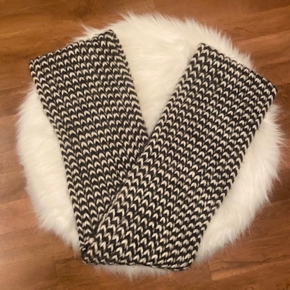 Black & White Crochet Infinity Scarf - One Size♥️ - Picture 3 of 5